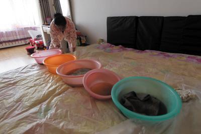 长阳楼上漏水，住户失联，小区没物管，业主维权难！律师来支招……